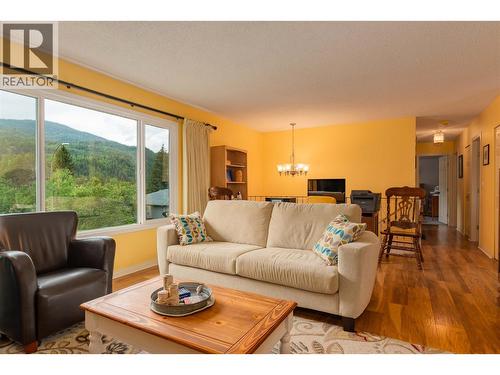 1923 Riverside Crescent, Castlegar, BC - Indoor Photo Showing Living Room