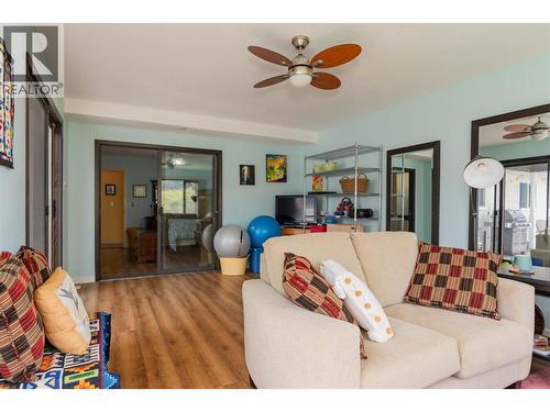 1923 Riverside Crescent, Castlegar, BC - Indoor Photo Showing Living Room