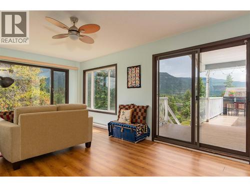 1923 Riverside Crescent, Castlegar, BC - Indoor Photo Showing Living Room