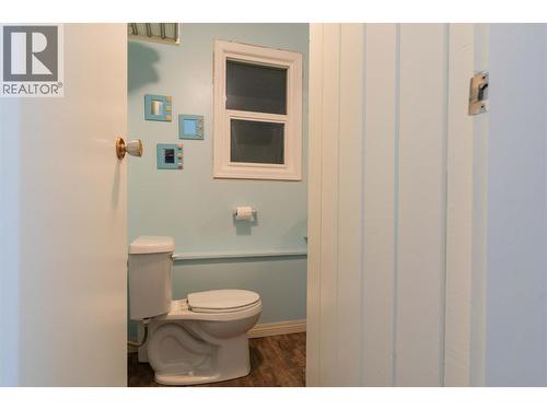 1923 Riverside Crescent, Castlegar, BC - Indoor Photo Showing Bathroom