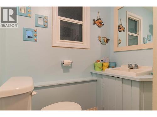 1923 Riverside Crescent, Castlegar, BC - Indoor Photo Showing Bathroom