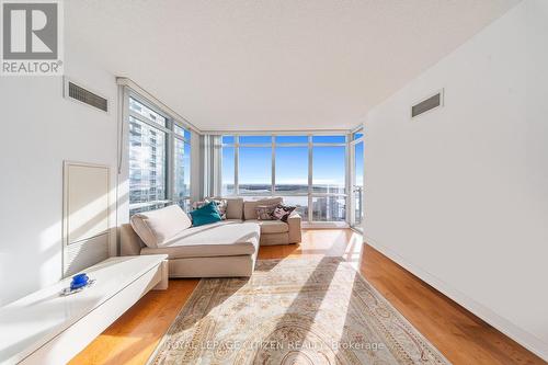 2512 - 15 Fort York Boulevard, Toronto, ON - Indoor Photo Showing Living Room