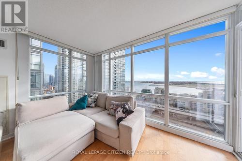 2512 - 15 Fort York Boulevard, Toronto, ON - Indoor Photo Showing Living Room