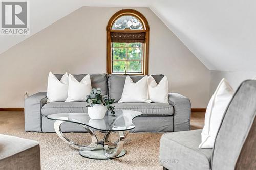 3741 Lakeshore Road E, Clarington, ON - Indoor Photo Showing Living Room