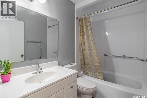 3205 Grant Road, Regina, SK - Indoor Photo Showing Bathroom