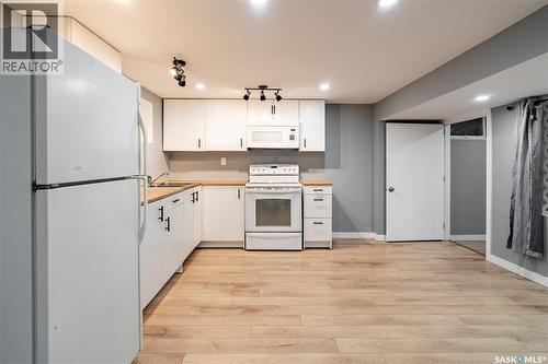 3205 Grant Road, Regina, SK - Indoor Photo Showing Kitchen