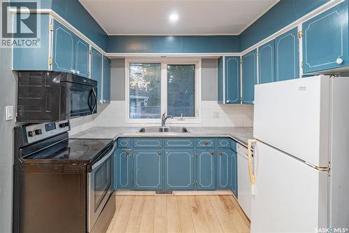 3205 Grant Road, Regina, SK - Indoor Photo Showing Kitchen With Double Sink