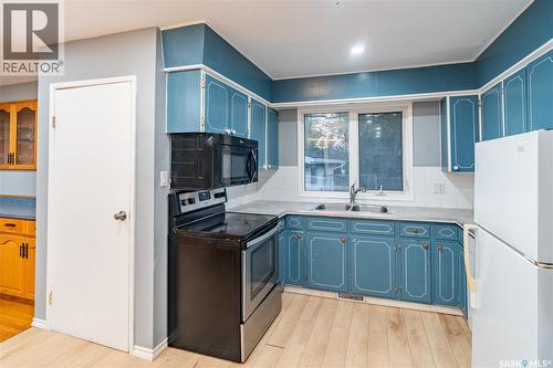 3205 Grant Road, Regina, SK - Indoor Photo Showing Kitchen With Double Sink