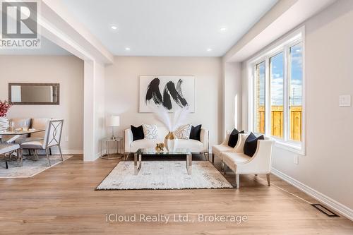 16 Heaven Crescent, Milton, ON - Indoor Photo Showing Living Room