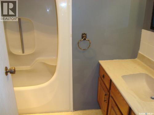 105 4Th Avenue W, Kyle, SK - Indoor Photo Showing Bathroom