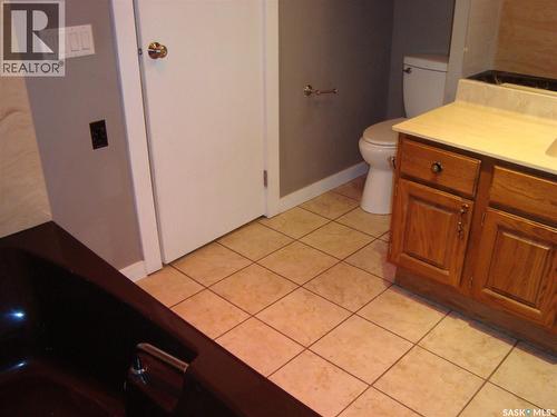 105 4Th Avenue W, Kyle, SK - Indoor Photo Showing Bathroom