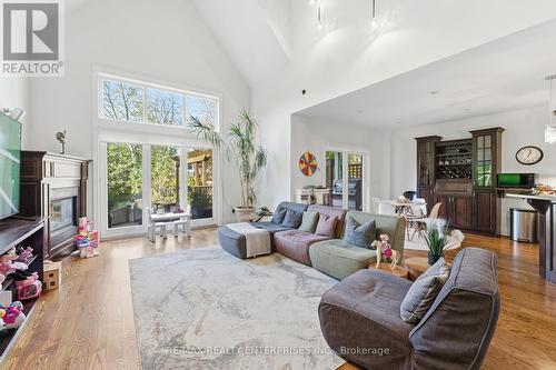 93 Cumberland Drive, Mississauga, ON - Indoor Photo Showing Living Room