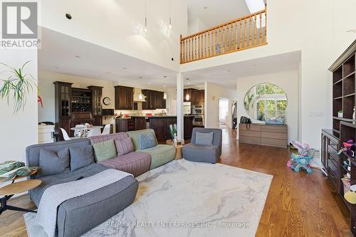93 Cumberland Drive, Mississauga, ON - Indoor Photo Showing Living Room