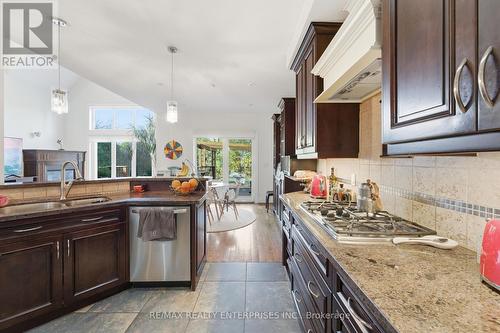 93 Cumberland Drive, Mississauga, ON - Indoor Photo Showing Kitchen With Double Sink With Upgraded Kitchen