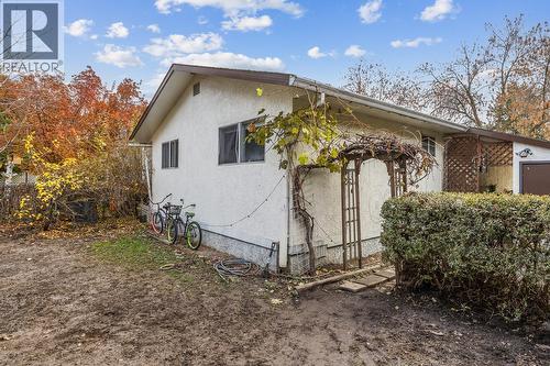 1074 Raymer Avenue, Kelowna, BC - Outdoor