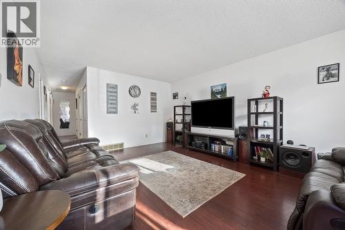 Living Room - 1074 Raymer Avenue, Kelowna, BC - Indoor Photo Showing Living Room