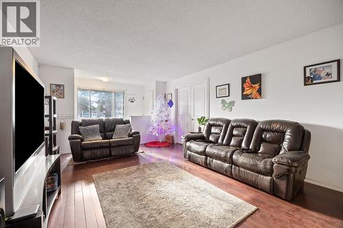 Living Room - 1074 Raymer Avenue, Kelowna, BC - Indoor Photo Showing Living Room
