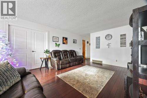 Living Room - 1074 Raymer Avenue, Kelowna, BC - Indoor Photo Showing Living Room