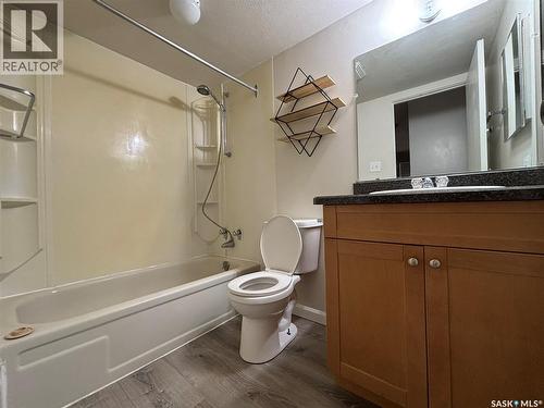 304 431 4Th Avenue N, Saskatoon, SK - Indoor Photo Showing Bathroom
