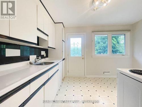 48 Lionel Heights Crescent, Toronto, ON - Indoor Photo Showing Kitchen