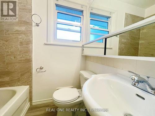 48 Lionel Heights Crescent, Toronto, ON - Indoor Photo Showing Bathroom