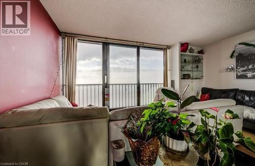 33 Harbour Square Unit# 2801, Toronto, ON - Indoor Photo Showing Living Room