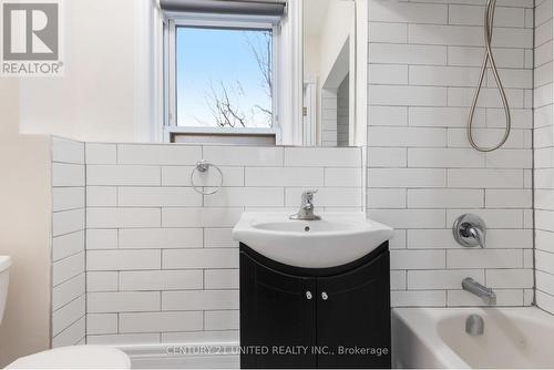 26 Park Street, Peterborough (Town Ward 3), ON - Indoor Photo Showing Bathroom