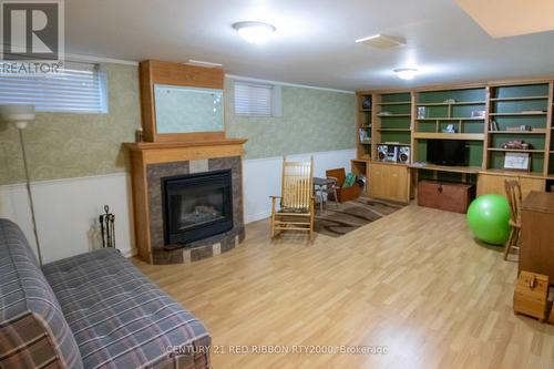 17 - 375 Scott Street E, Strathroy-Caradoc (Se), ON - Indoor With Fireplace