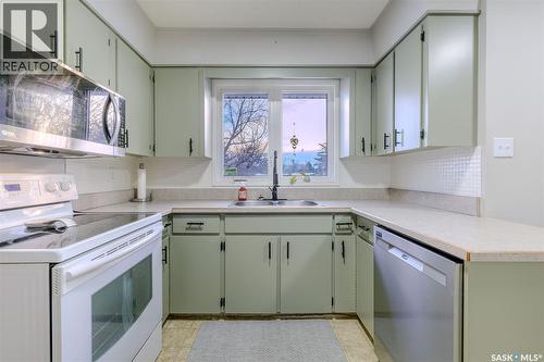 3111 33Rd Street W, Saskatoon, SK - Indoor Photo Showing Kitchen With Double Sink