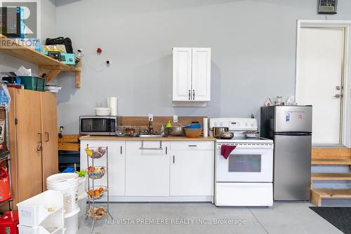 3354 Mersea Street E, London South (South V), ON - Indoor Photo Showing Kitchen