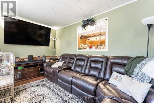 3425 Coronation Avenue, Severn, ON - Indoor Photo Showing Living Room