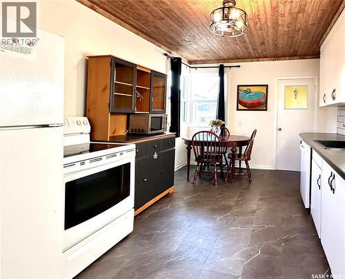 2268 Broder Street, Regina, SK - Indoor Photo Showing Kitchen