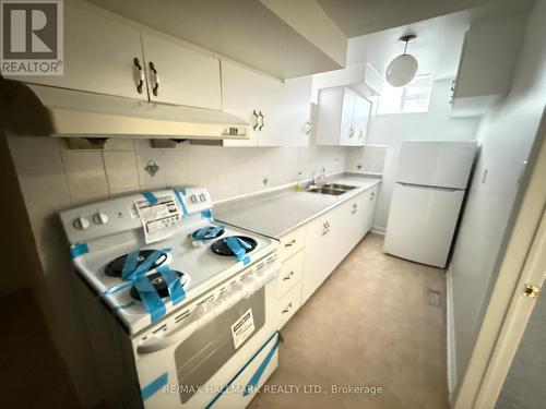 5923 Sidmouth Street, Mississauga, ON - Indoor Photo Showing Kitchen With Double Sink