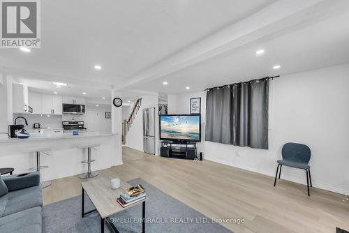 195 Randi Road, Mississauga, ON - Indoor Photo Showing Living Room
