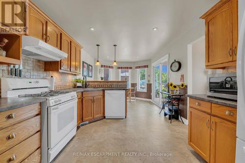 35 Highland Boulevard, Haldimand, ON - Indoor Photo Showing Kitchen
