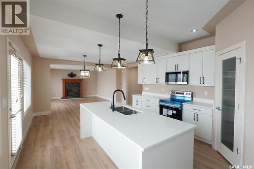 15 Christopher Place, White City, SK - Indoor Photo Showing Kitchen With Double Sink With Upgraded Kitchen