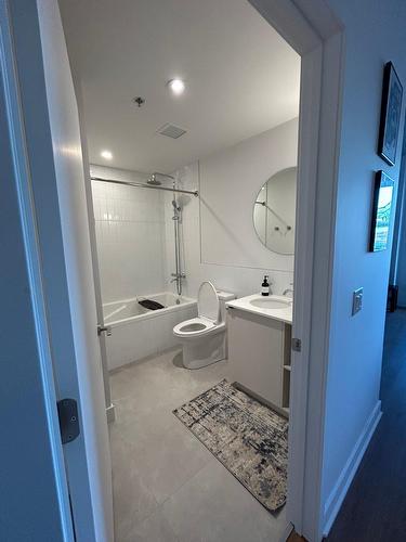 Bathroom - 807-2114 Rue Ste-Catherine E., Montréal (Ville-Marie), QC - Indoor Photo Showing Bathroom