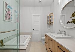 Salle de bains attenante à la CCP - 