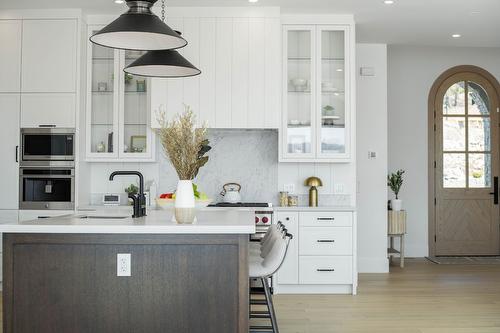 1327 Vineyard Drive, West Kelowna, BC - Indoor Photo Showing Kitchen With Upgraded Kitchen