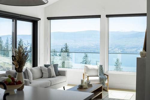 1327 Vineyard Drive, West Kelowna, BC - Indoor Photo Showing Living Room