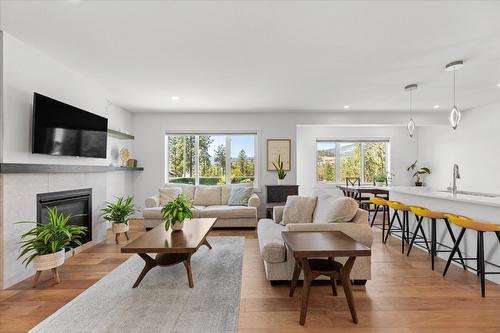 3074 Riesling Way, West Kelowna, BC - Indoor Photo Showing Living Room With Fireplace