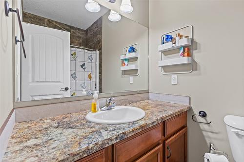 304 3Rd Avenue, Creston, BC - Indoor Photo Showing Bathroom