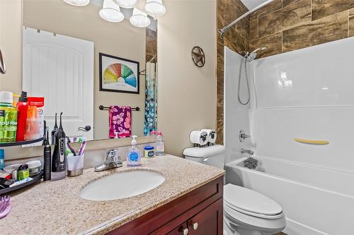 304 3Rd Avenue, Creston, BC - Indoor Photo Showing Bathroom