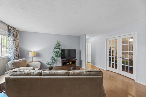 109-4-7841 Highway 97 N, Kelowna, BC - Indoor Photo Showing Living Room