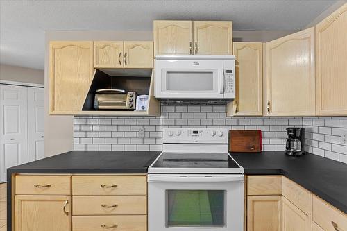 109-4-7841 Highway 97 N, Kelowna, BC - Indoor Photo Showing Kitchen