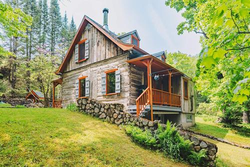 Face arrière - 2046 Ch. Des Chalets, Mont-Blanc, QC - Outdoor