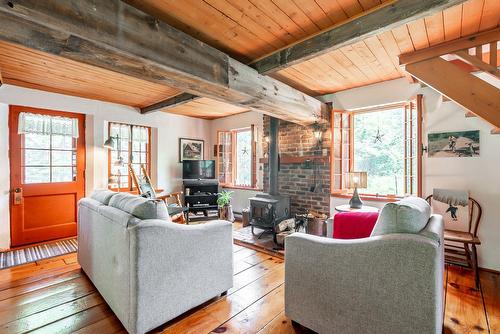 Salon - 2046 Ch. Des Chalets, Mont-Blanc, QC - Indoor Photo Showing Living Room With Fireplace