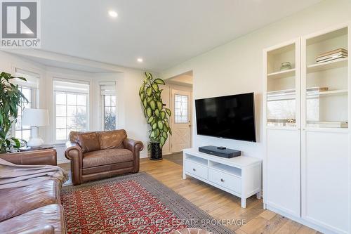 2040 Lea Road, Innisfil, ON - Indoor Photo Showing Living Room