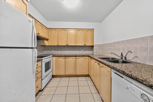 2610-23 Hollywood Avenue, Toronto, ON - Indoor Photo Showing Kitchen With Double Sink