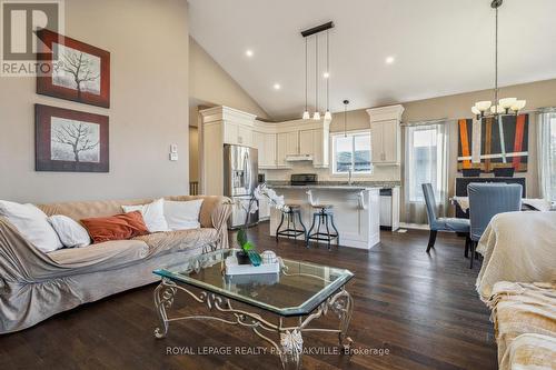 71 Locheed Drive, Hamilton, ON - Indoor Photo Showing Living Room